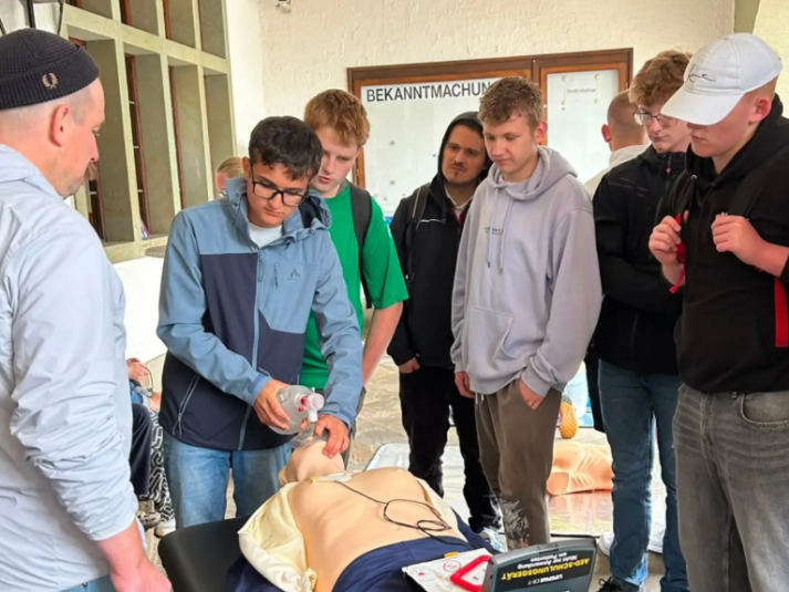 Schüler:innen sammeln Erfahrungen in der Laienreanimation 